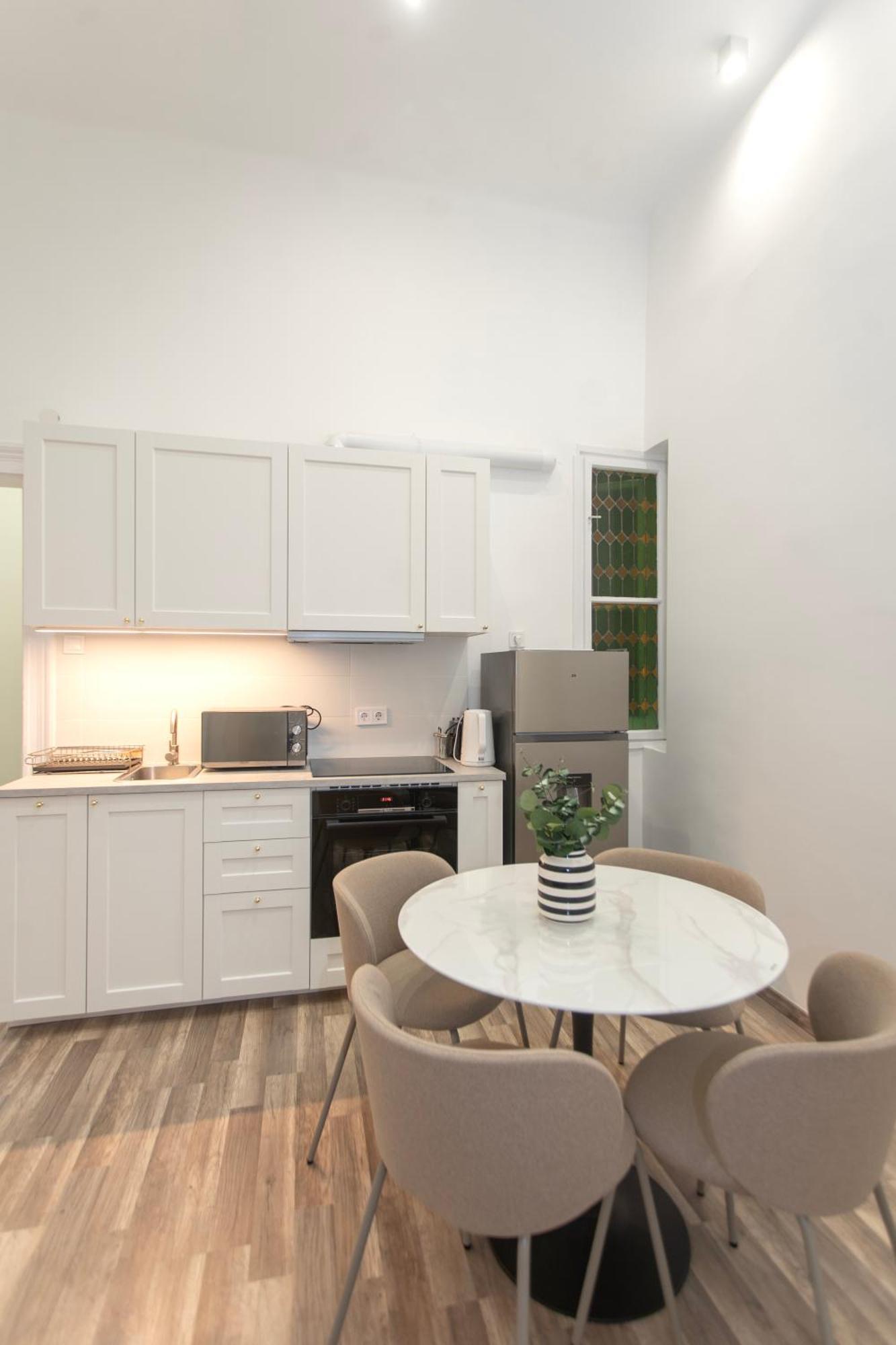 Cozy Center E40 Apartment